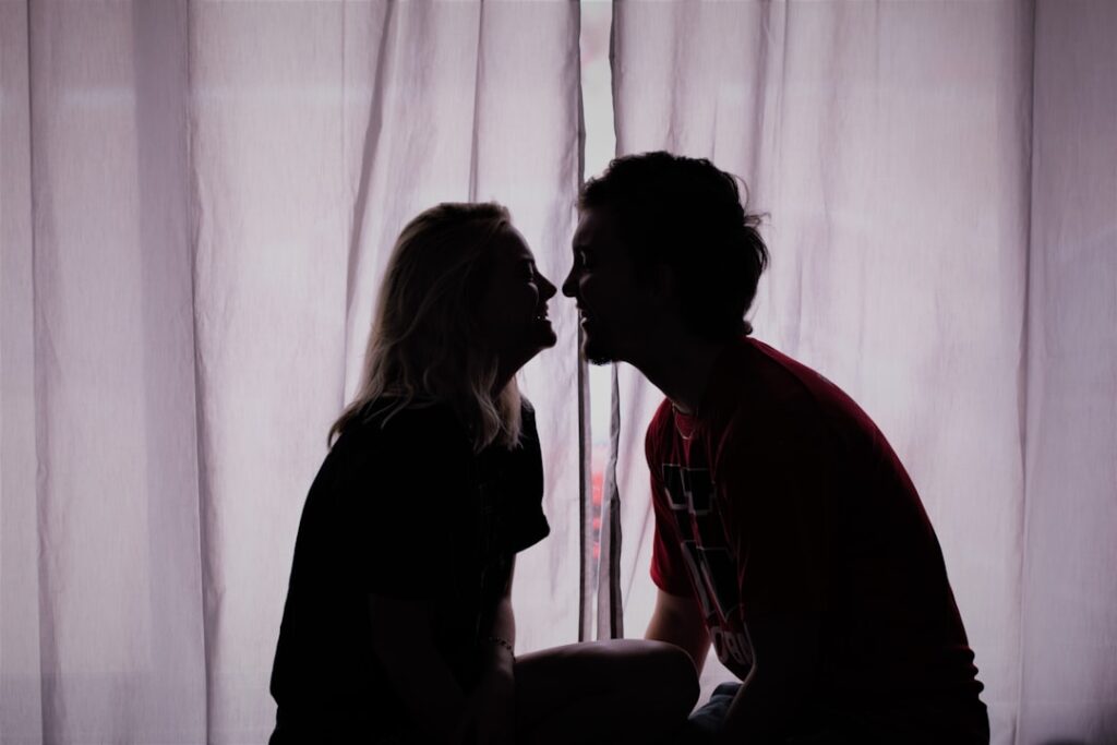 Photo young couple panduan pembeli rumah pertama: langkah-langkah membeli hartanah terbaik Panduan Pembeli Rumah Pertama: Langkah-Langkah Membeli Hartanah Terbaik image 1024x683