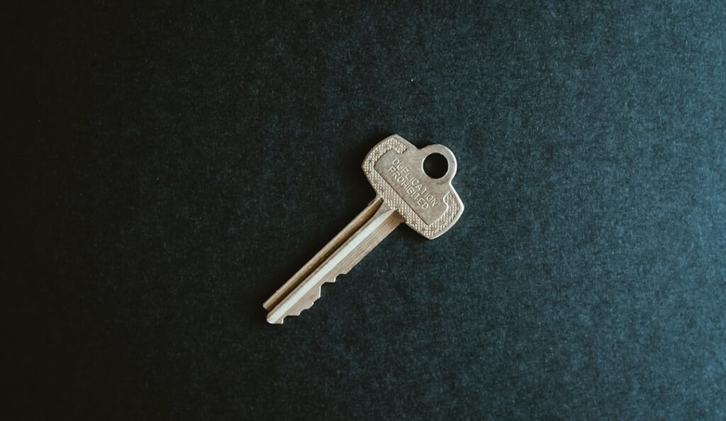 Photo family receive key  Tips Beli Jual Rumah: Panduan Lengkap image 138 1024x594
